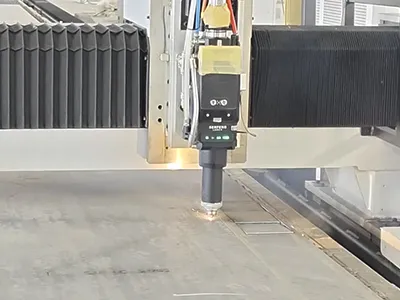 رأس قطع بالفايبر ليزر لقطع الألواح والصفائح المسطحة