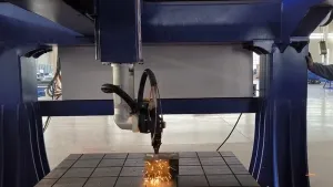 رأس قطع ليزر روبوتي ثلاثي الأبعاد طراز LCR03 لقطع الصفائح المجلفنة بسماكة 1.5 مم