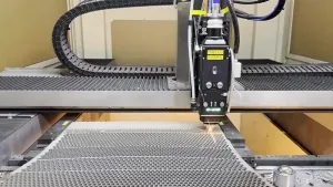 رأس قطع فايبر ليزر طراز GM08B لقطع منتجات ستانلس ستيل بسماكة 8 مم