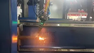 رأس قطع فايبر ليزر طراز LCF15A للحواف المائلة في منتجات الفولاذ الكربوني بسماكة 7 مم