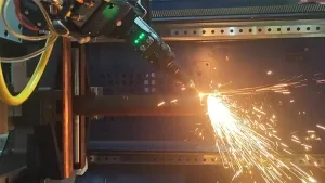 رأس قطع ليزر نيتروجين طراز LCF15A1 بقدرة 12 كيلوواط لقطع الفولاذ الكربوني بسماكة 4 مم (سرعة 8 أمتار/دقيقة)