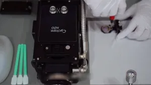 صيانة زجاج الحماية العلوي في عدسة تجميع الشعاع