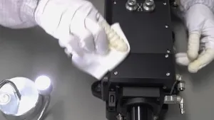 صيانة زجاج الحماية السفلي في عدسة تجميع الشعاع